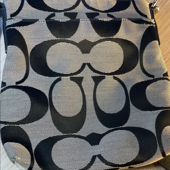 💙 Coach Signature Black and Tan Shoulder Bag - Picture 8 of 13